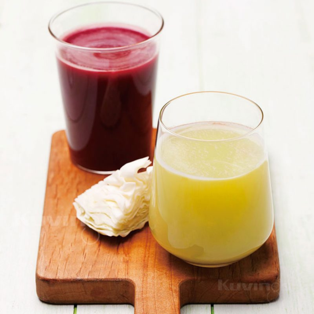 1 glass of red cabbage juice and 1 glass of green cabbage juice